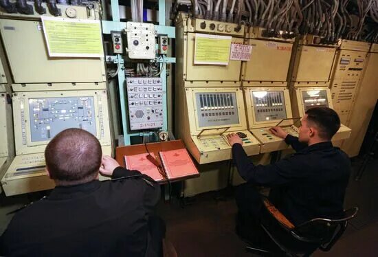 Кто управляет ракетными установками. Панель управления ракеты. реактивное управление. кто управляет ракетными установками профессия.