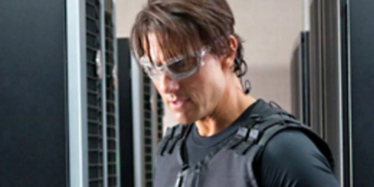 Миссия невыполнима лазеры. Очки миссии. Очки миссии. Итан хант миссия невыполнима 2. Том круз премьера "соучастник".