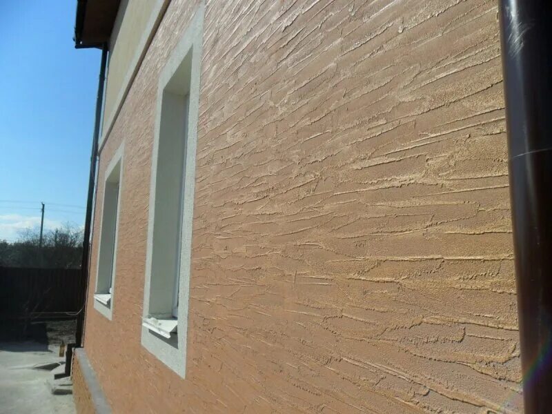 отделка фасада короедом. штукатурка фасадная короед геркулес. декоративная штукатурка для наружных стен. фактурная штукатурка типа короед. фасады домов короед.