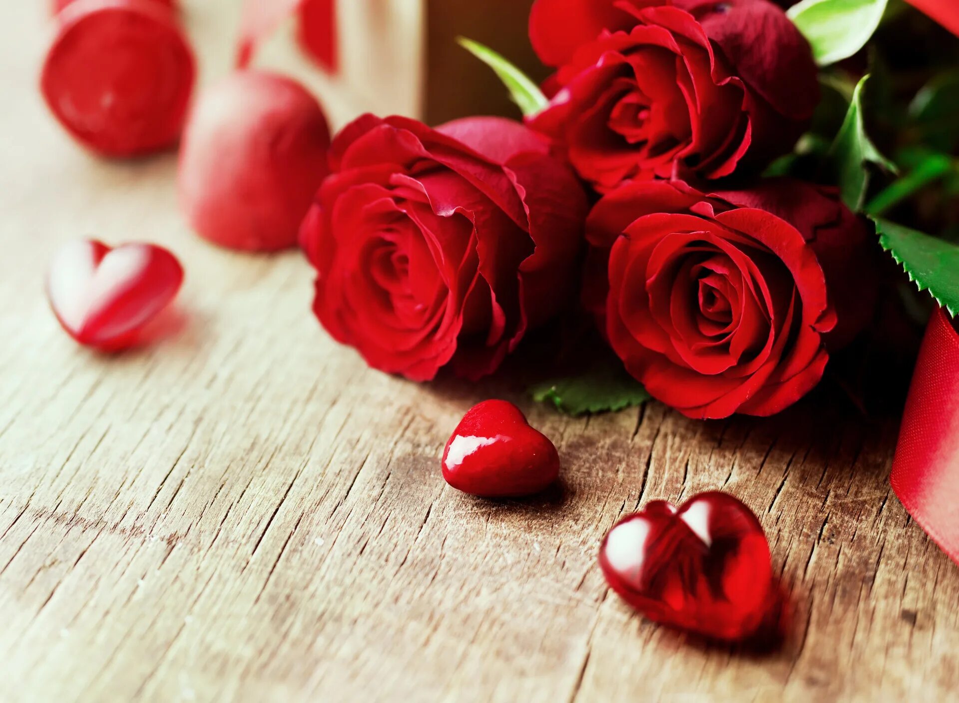 Романтические цветы. Цветы сердечки. Романтические цветы для девушки. Красный цветок.