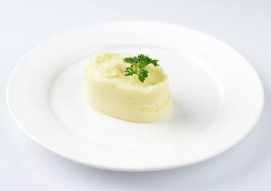 Картофельное пюре вес. Картофельное пюре. картофельное пюре на тарелке. картофельное пюре на белом фоне. картошка пюре на тарелке.