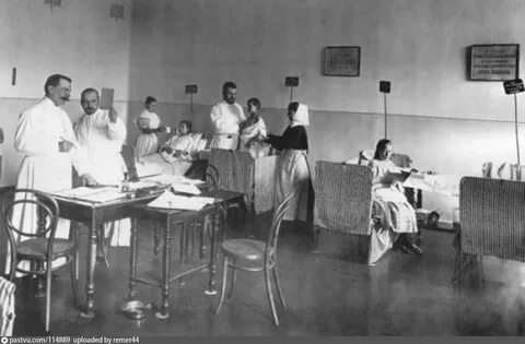 Врачи за осмотром детей в палате Детской больницы принца П.Г.Ольденбургского