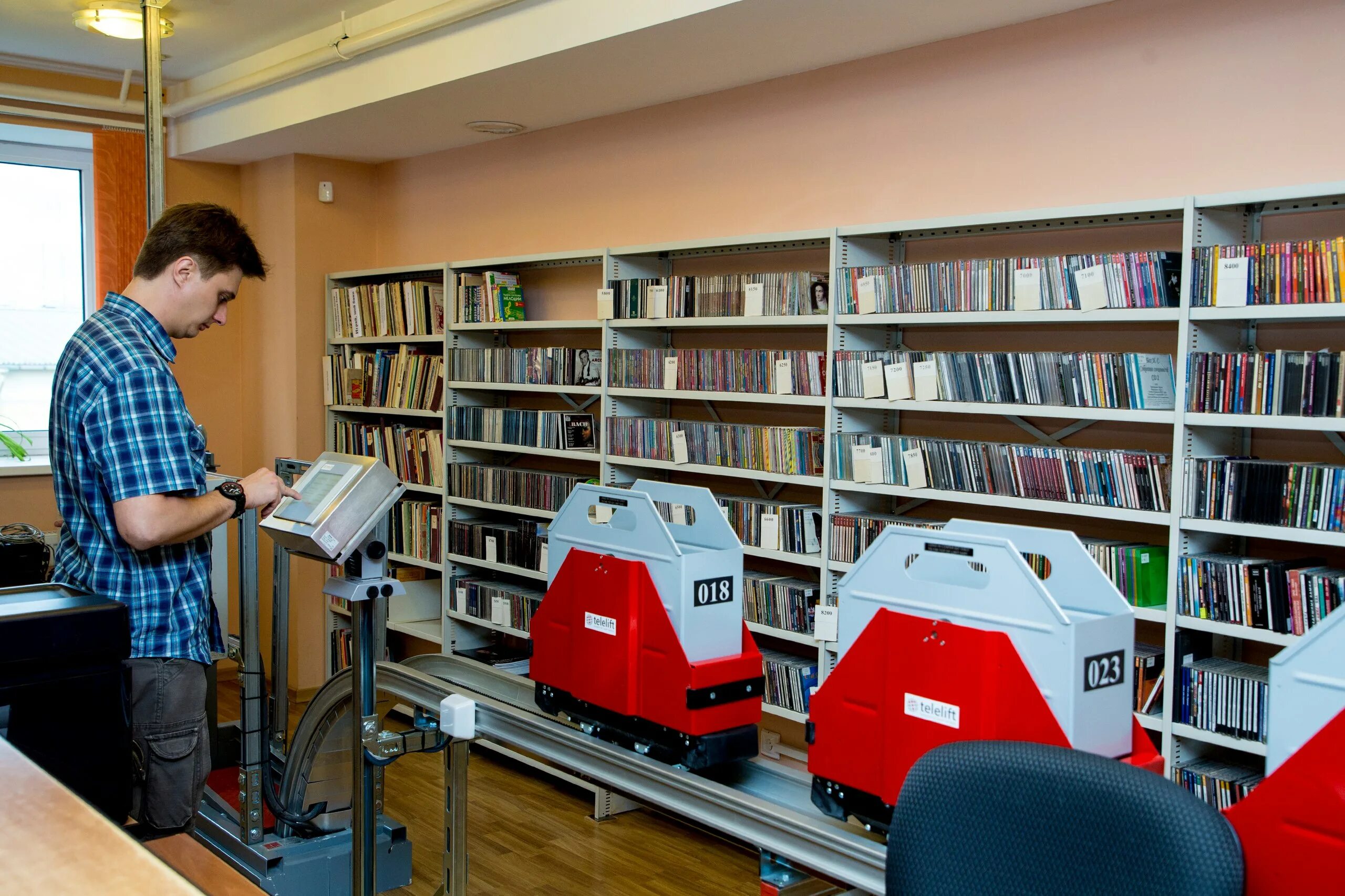 Библиотеки в новых условиях. Техническое оснащение библиотеки. Оборудование для библиотек. Современная библиотека. Компьютеры в библиотеке.