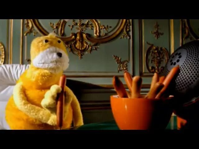 Mr flat. Mr Oizo Flat. Mr Oizo Flat Beat. Mr Oizo курит сосиски. Mr Oizo Flat Beat год.