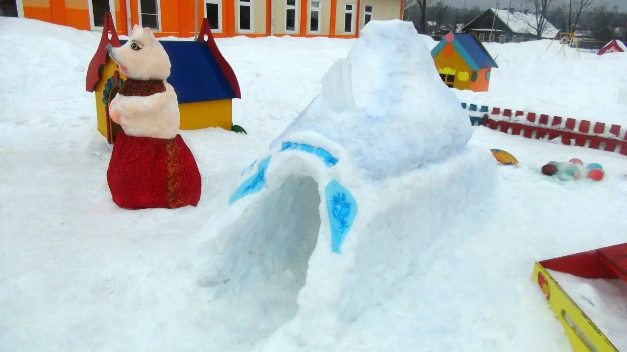 Снежная крепость. Дети зимой. Игра сугроб в детском саду. Зимние игры для детей. Дети зимой.