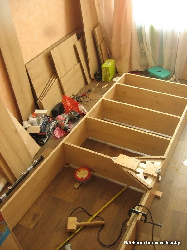 Собираю шкаф дома. Усилить мебель. С чего начать собирать шкаф. Как собрать шкаф для одежды в деревянном доме. Собирают шкаф фото.