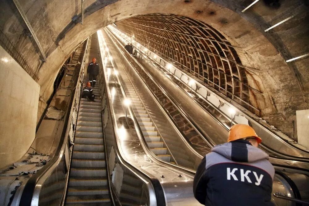 Метро петербург сегодня. Эскалаторы петербургского метрополитена. эскалатор метро дунайская. станция метро автово в санкт-петербурге эскалатор. метро автово эскалатор.