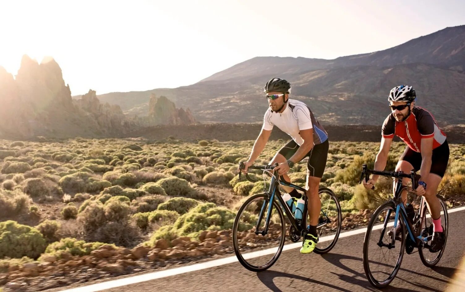 Cycle begin. Друзья велосипедисты. casual cycling. advanced sport cycle. фото спортивных путешествий.