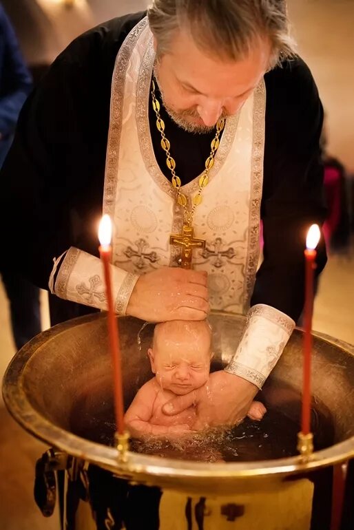 Крещение младенца в храме. Храм атешгях кремация. Крещение в православии. Крещение младенца в храме. Православные таинства крещение.