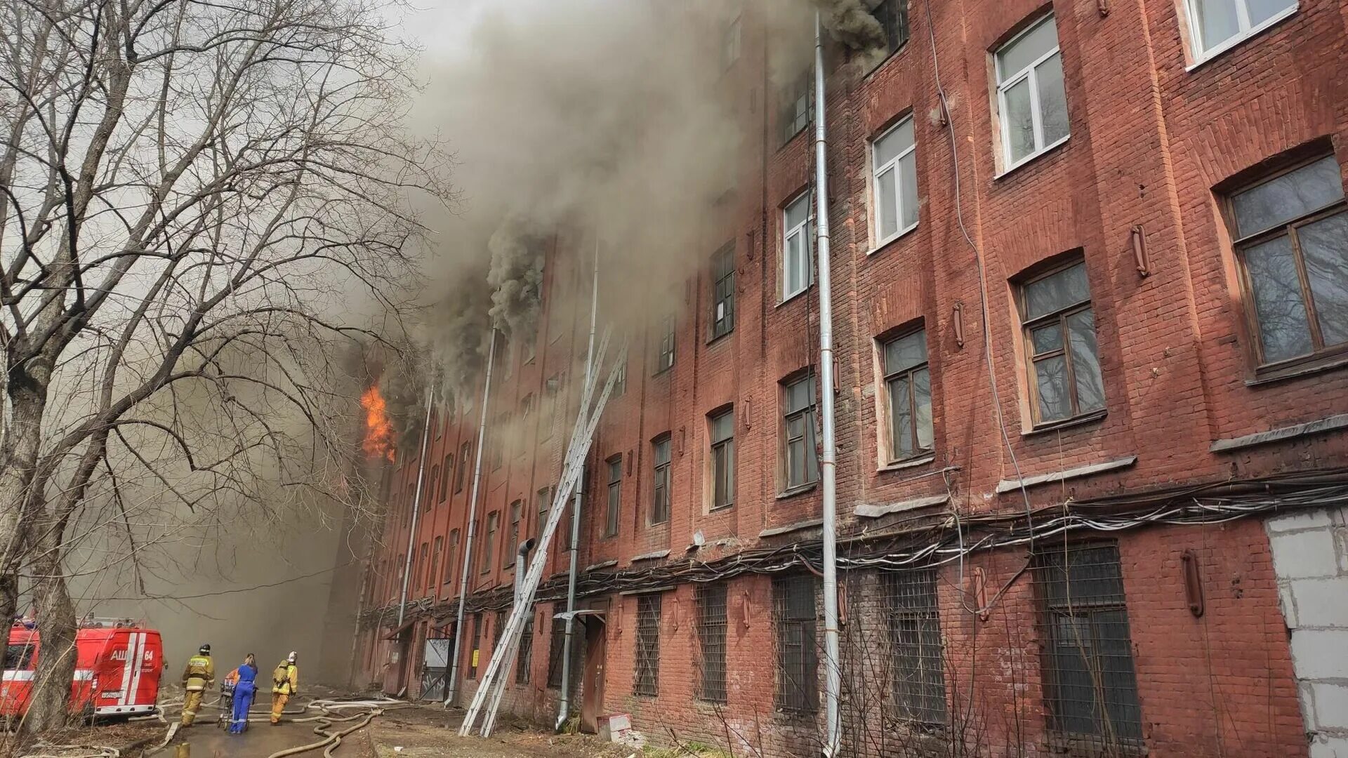 Вчера было 15. Невская мануфактура Санкт-Петербург пожар. Пожар на Невской мануфактуре в СПБ 2021. Невская мануфактура пожар на фабрике в Петербурге. Пожар на Невской мануфактуре.