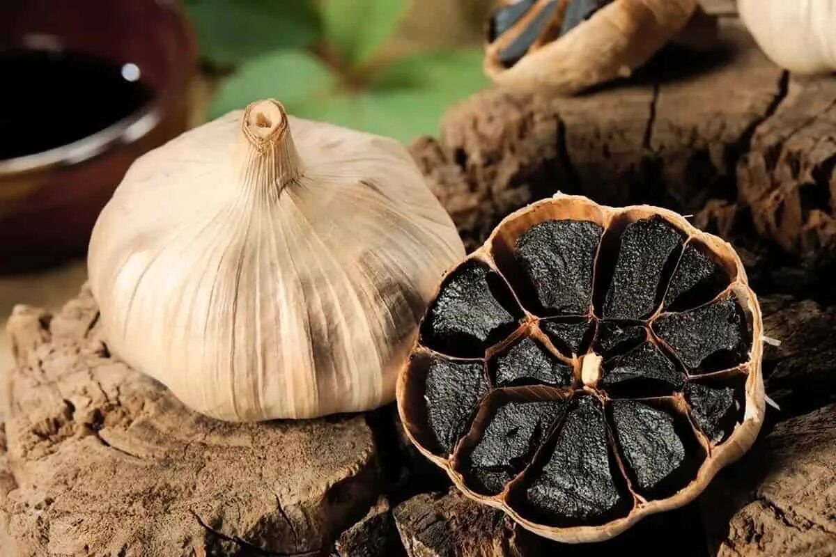 Черный ферментированный чеснок. Чёрный чеснок Black garlic. Блэк Гарлик. Необычный чеснок. Черный чеснок польза