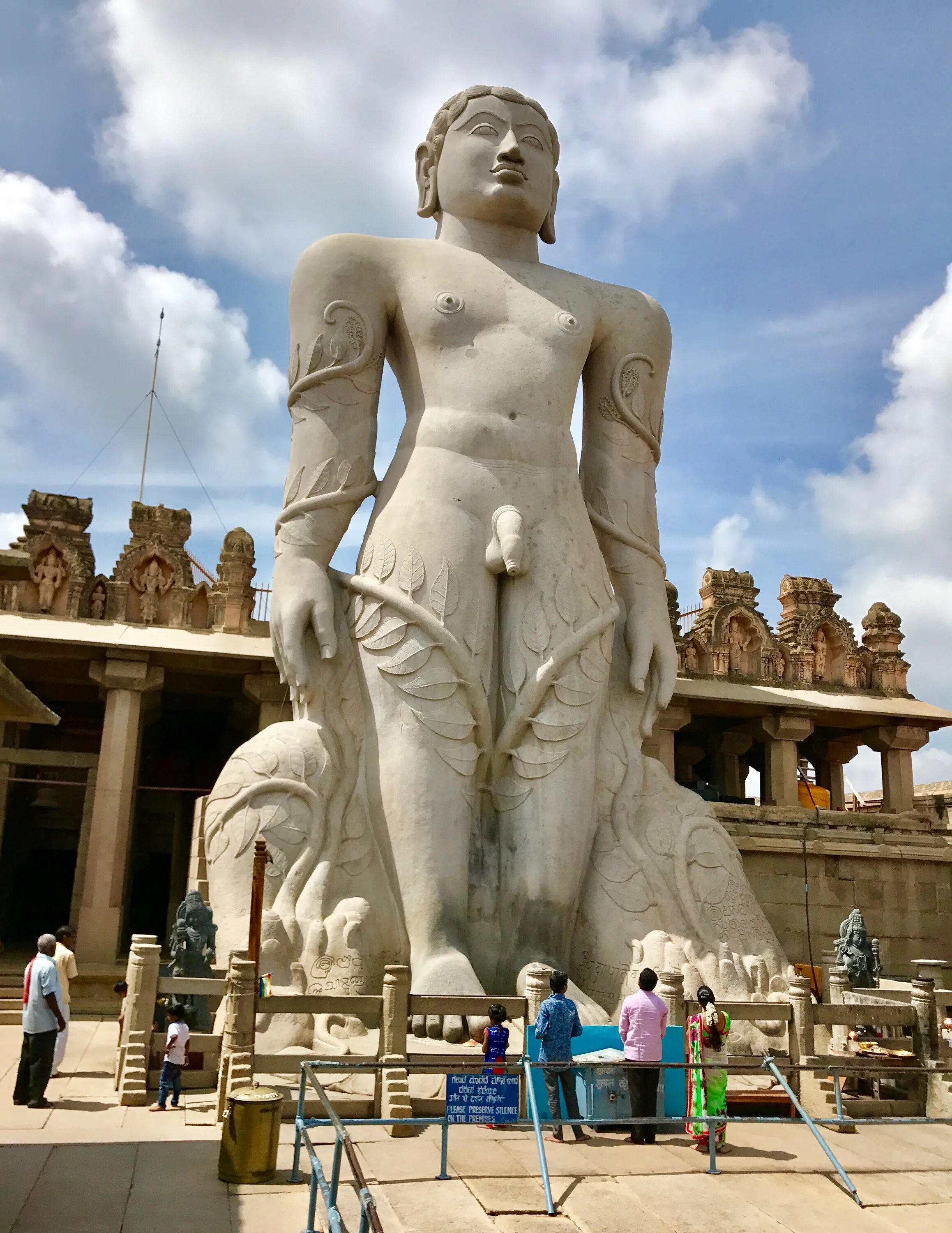 Статуя стран. Шраванабелагола Карнатака. Бангалор статуя ши. Разные статуи. Памятники мировой культуры.