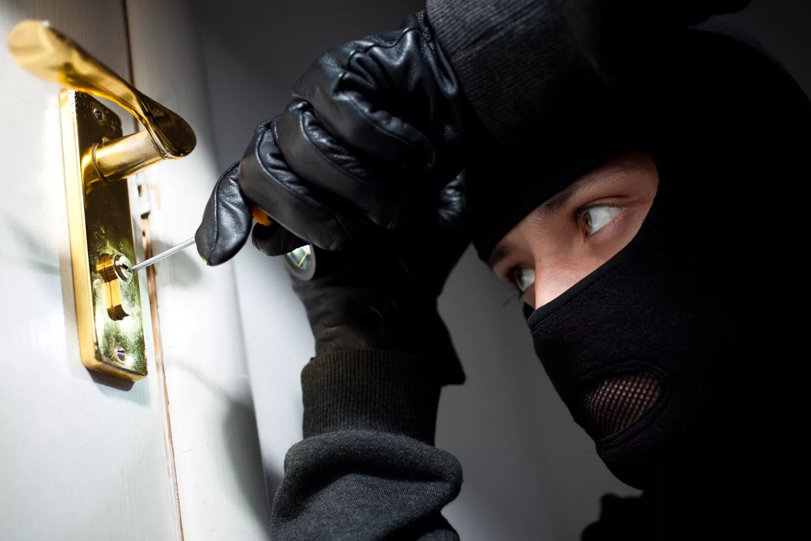 грабеж со взломом. кража. грабеж со взломом. кража со взломом. маска грабителя.