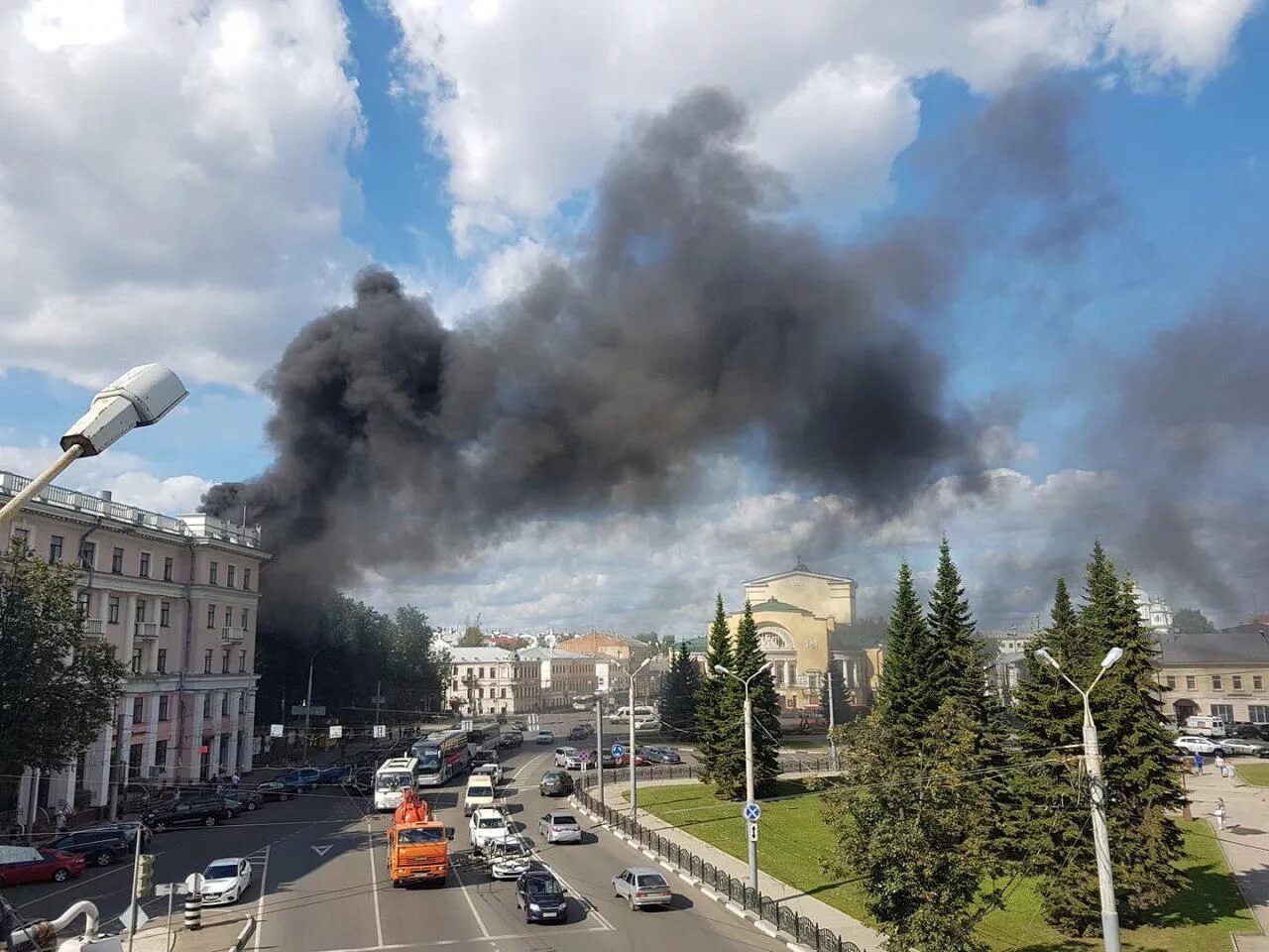 Что горит в центре города. Волков плаза ярославль. пожар в центре ярославля. тц волков плаза. пожар плаза.