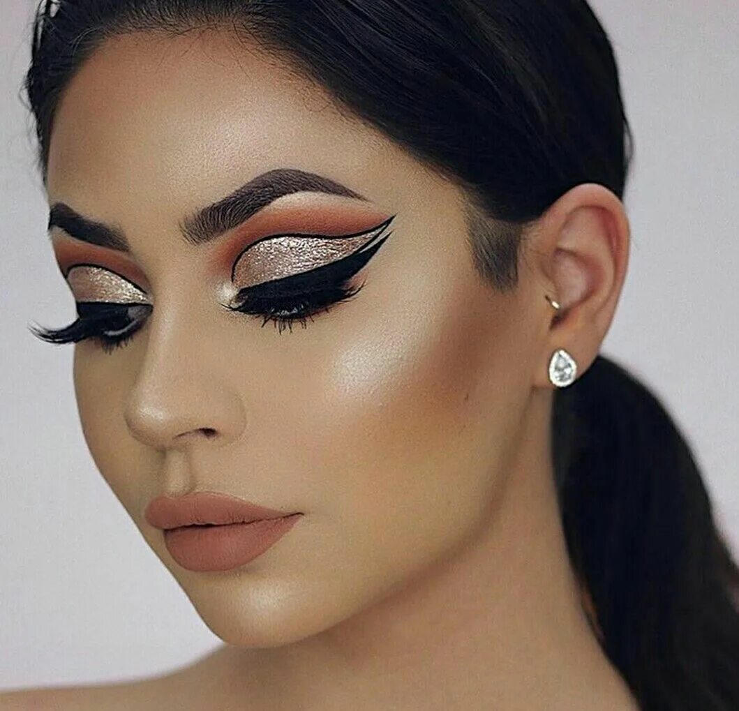 Вечерний макияж 2021. Макияж смоки айс для зеленых глаз. Мэй кап. Необычный макияж глаз пошагово. Макияж.