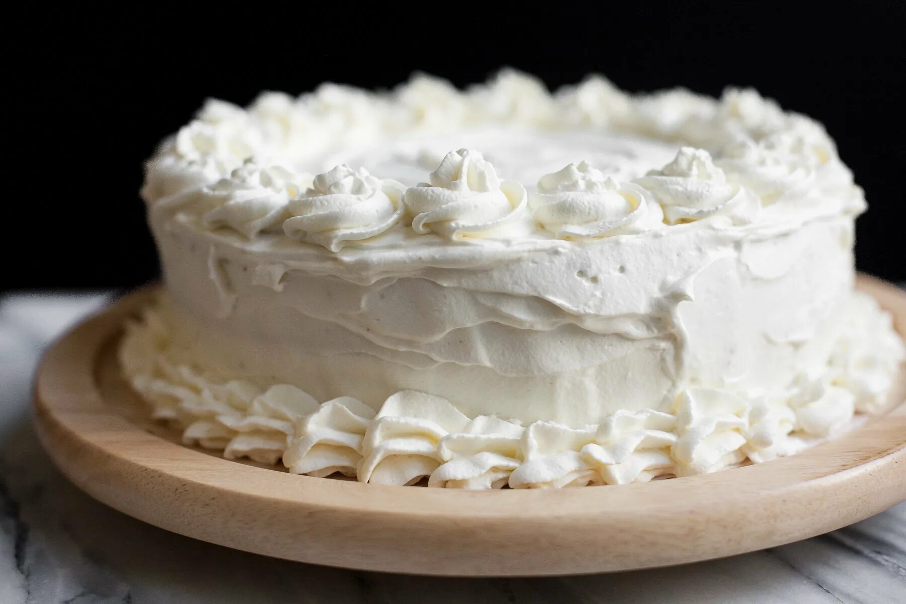Какой крем можно использовать. Бисквитный торт пломбир. Белый торт крем чиз. Крем чиз из рикотты для торта. Бисквитный торт с кремом чиз.