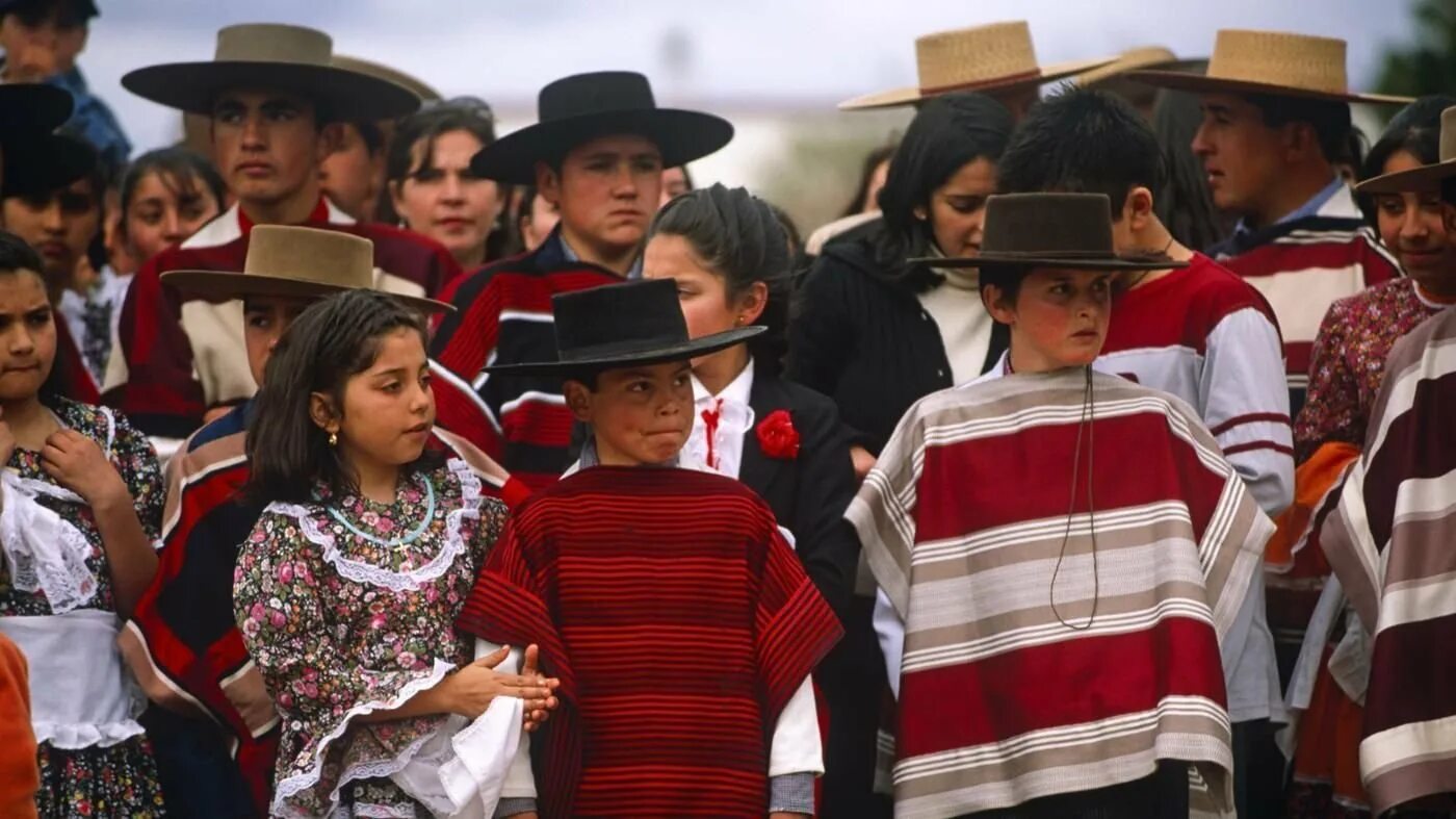 Чили жители чилийцы. Аргентина национальный костюм Гаучо. Креолы в Латинской Америке. Национальный костюм Чили. Быт народов аргентины