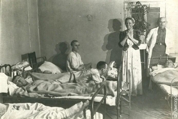 Зинаида виссарионовна ермольева. Иркутский военный госпиталь 1943г. Госпиталь 1943. Дети без рук в госпиталях на войне. Госпиталь 1943.