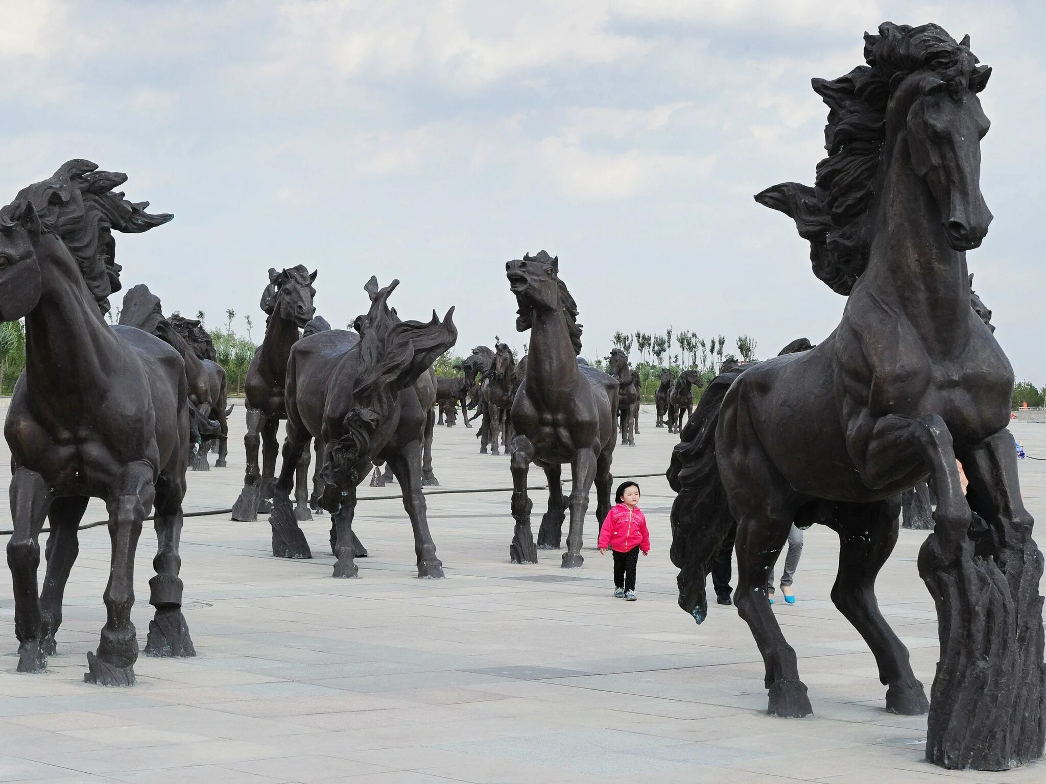 Ордос Китай скульптура лошадей. Статуи Чингисхана Намдаков. Памятник монгольской лошади в Москве. Поклонная гора памятник лошадям.