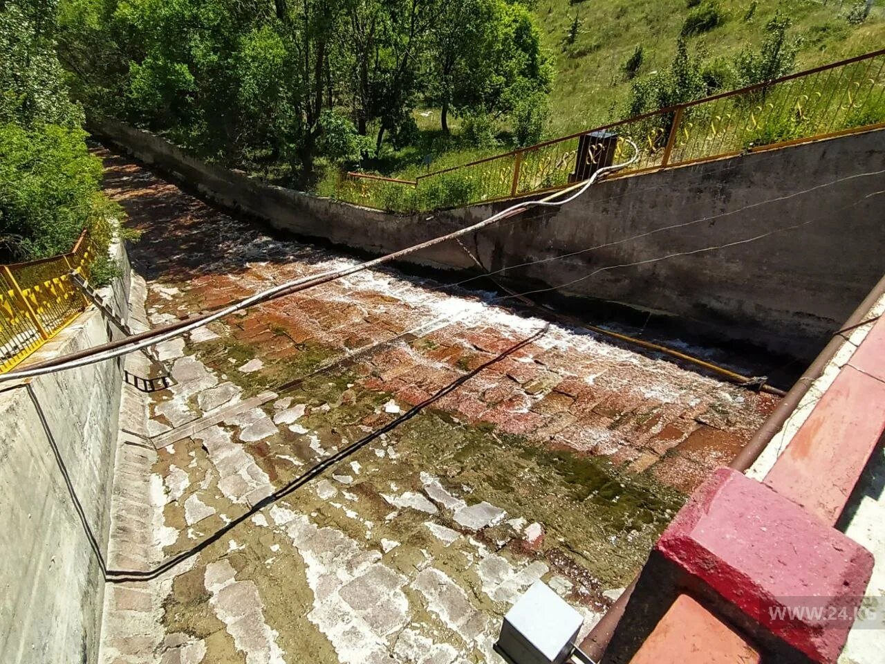Верхнеясенный водозабор смоленск. Водозабор в ереване. Каптаж родника. Водозабор чунский. Водозабор камера реальное.