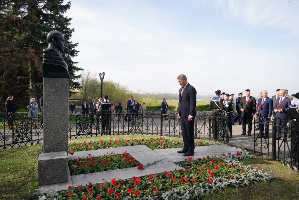 Елабуга мероприятия 2025. Возложение цветов парк победы уфа. 9 мая 2025 уфа парк победы торжественное возложение. уфа возложили цветы в парке 6 мая 2025. возложение цветов в уфе парк волна шаманов.