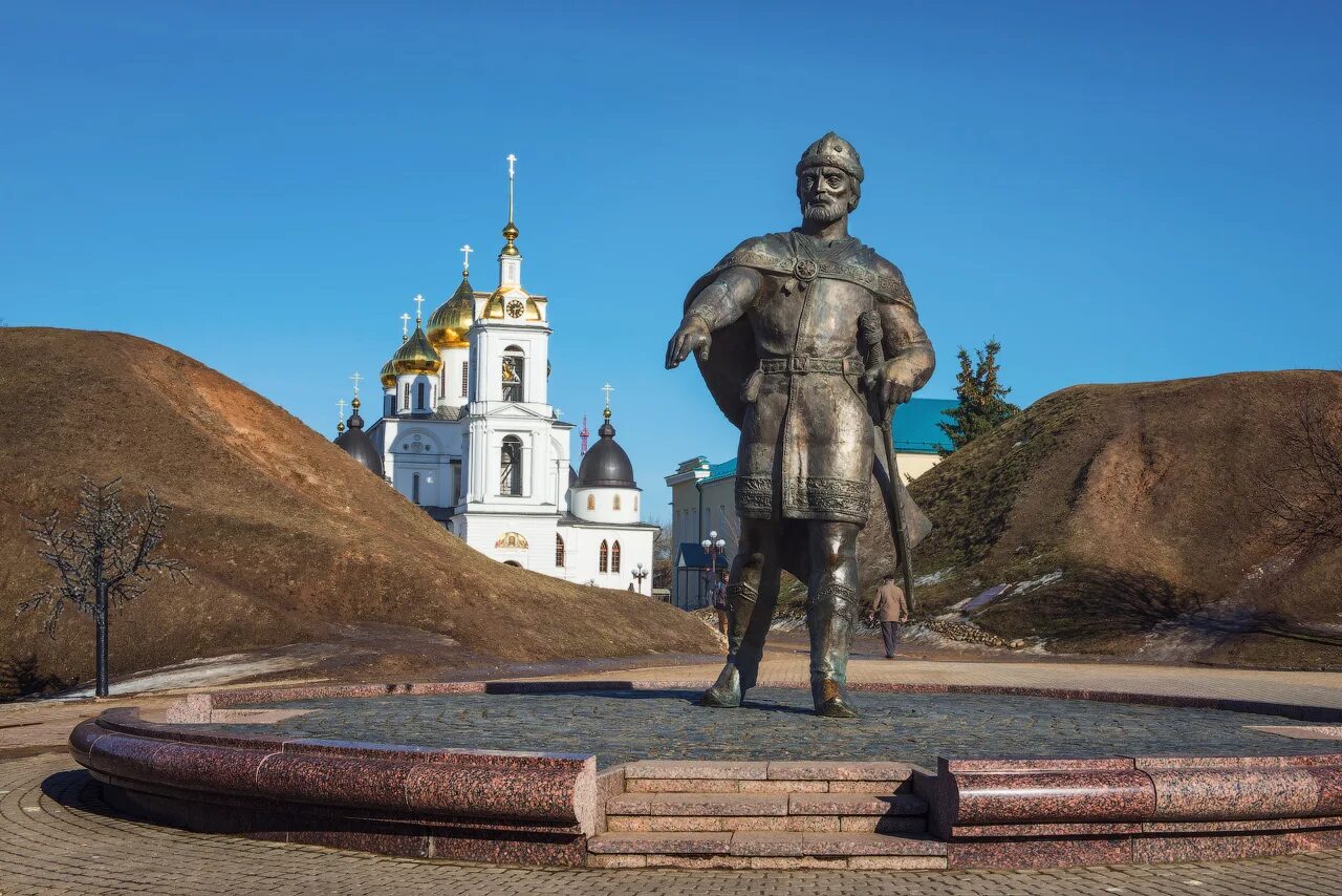 Кто основал дмитров. Памятник Долгорукому в Дмитрове. Дмитров памятник Юрию Долгорукому Дмитров. Статуя Юрия Долгорукого в Дмитрове.