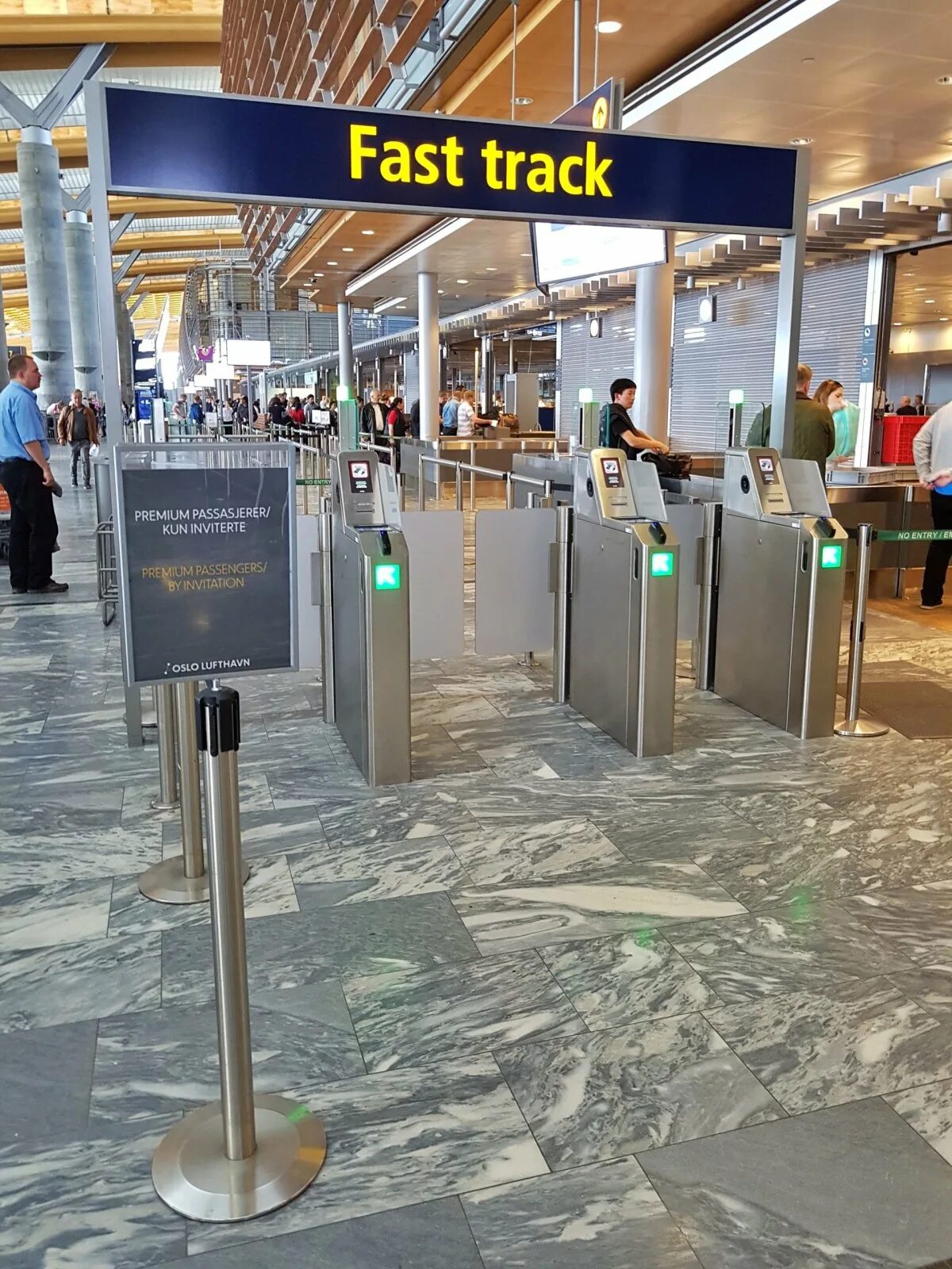 Fast track в аэропорту. Фаст трек в аэропорту анталии. Что такое фаст трек в аэропорту. Fast track. Fast track в аэропорту домодедово.