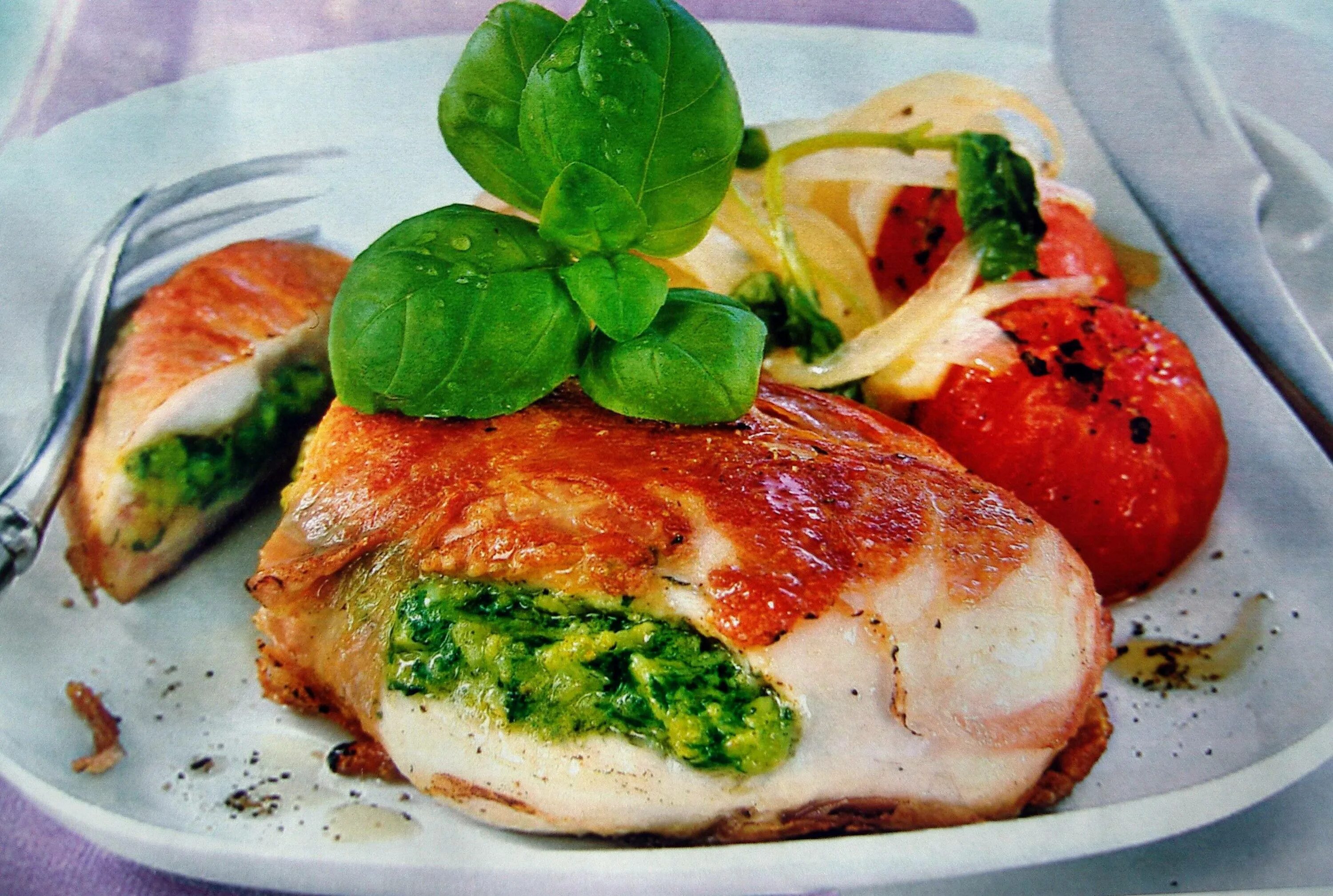 Запеченная куриная грудка в духовке диетическая. Фаршированная куриная грудка. куриная грудка фа́ршип. куриное филе фаршированное. куриная грудка фаршированная овощами.