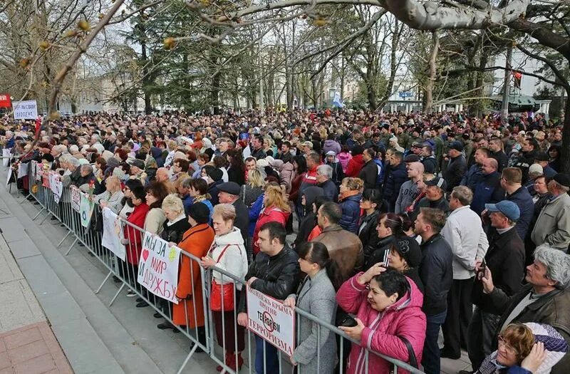 Жители Крыма фото. Симферополь население. Симферополь митингующие 2014. Симферополь 2000 год. Митинг в симферополе