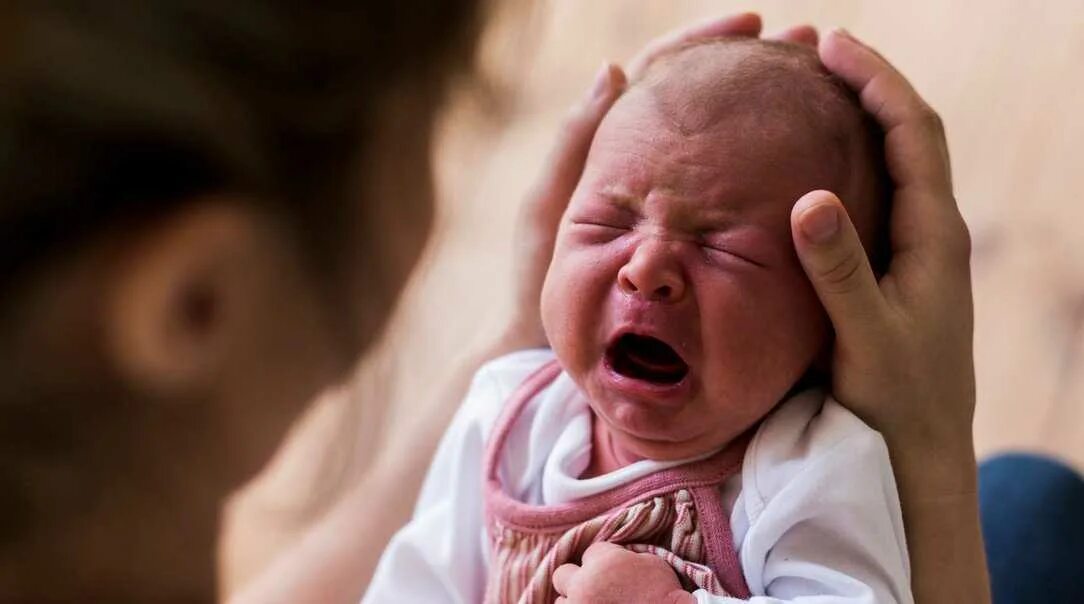 Ребенок плачет на груди. Ребенок плачет. Младенец кричит. Плачущий малыш. Новорожденный плачет.