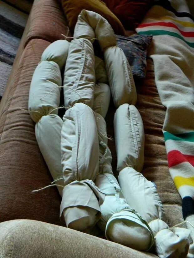 Связанная девушка в одеяле. Связанные в одеяле. связали в одеяле. связанные девушки в одеяле. бондаж в одеяле.