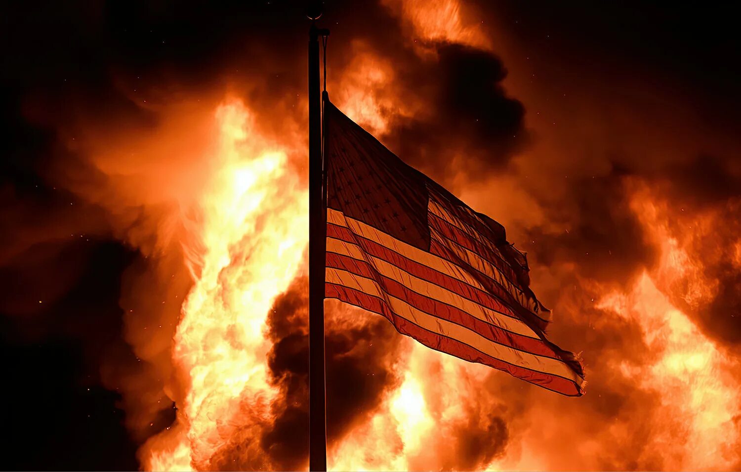 Сша упадок. Упавший байден. Падение сша. Джо байден на велосипеде. Джо роган берет интервью.