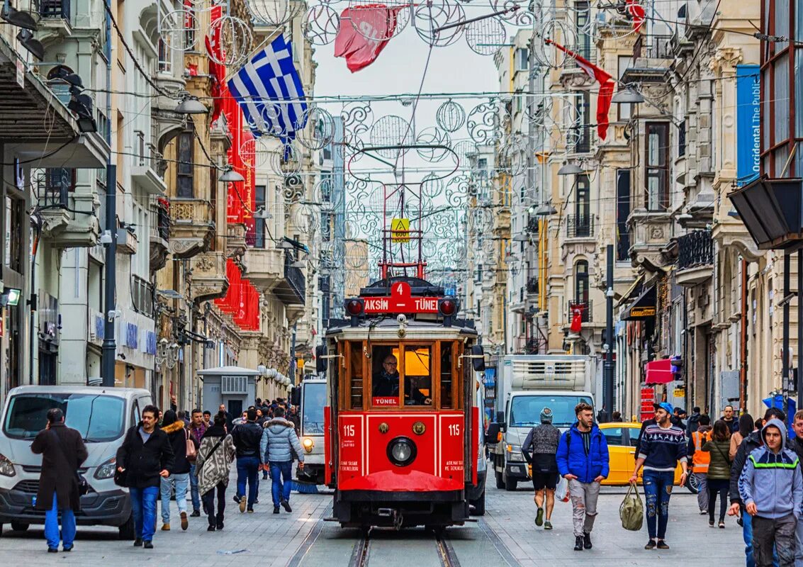 Истикляль. Улица Истикляль и Таксим в Стамбуле. Трамвай на Истикляль в Стамбуле. Площадь Таксим и улица Истикляль. Пешеходная улица Стамбула Истикляль.