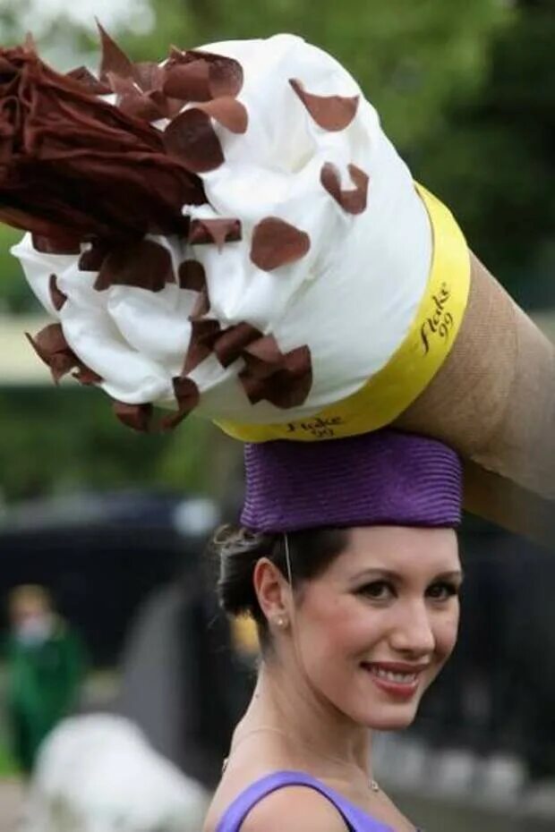 Какие странные женщины. Royal ascot шляпы. странные шляпы ройал аскот. шляпы на королевских скачках роял аскот. royal ascot причёски.