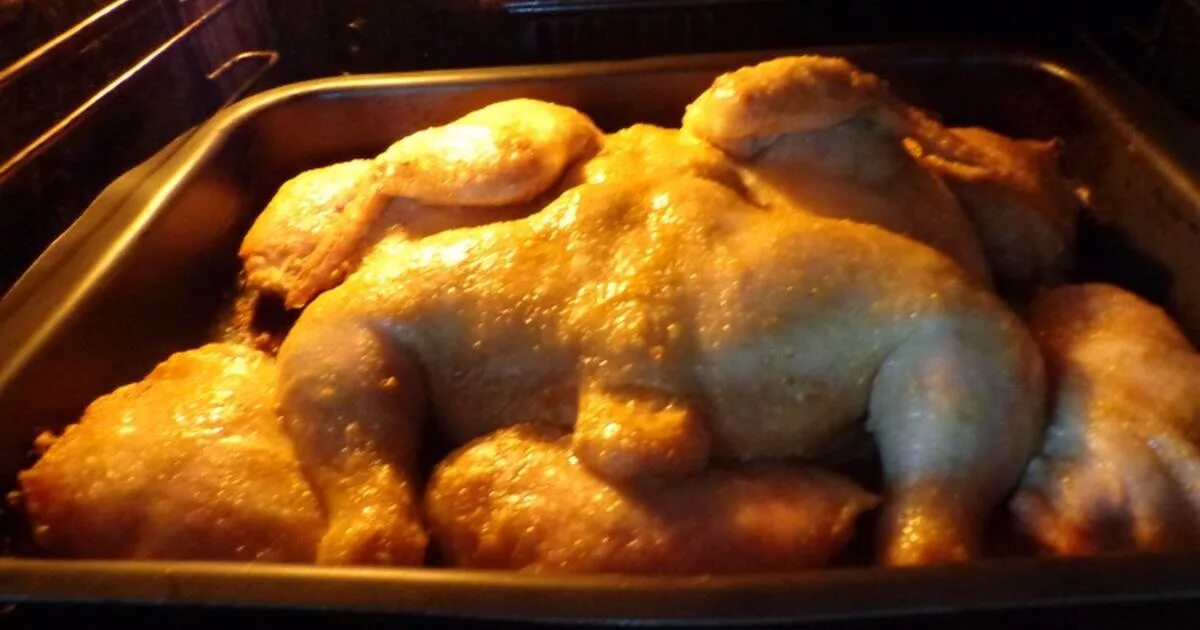 Сколько запекать курицу на соли. Курица в духовке на соли целиком. курица на солевой подушке. курица в духовке на соли целиком с хрустящей.