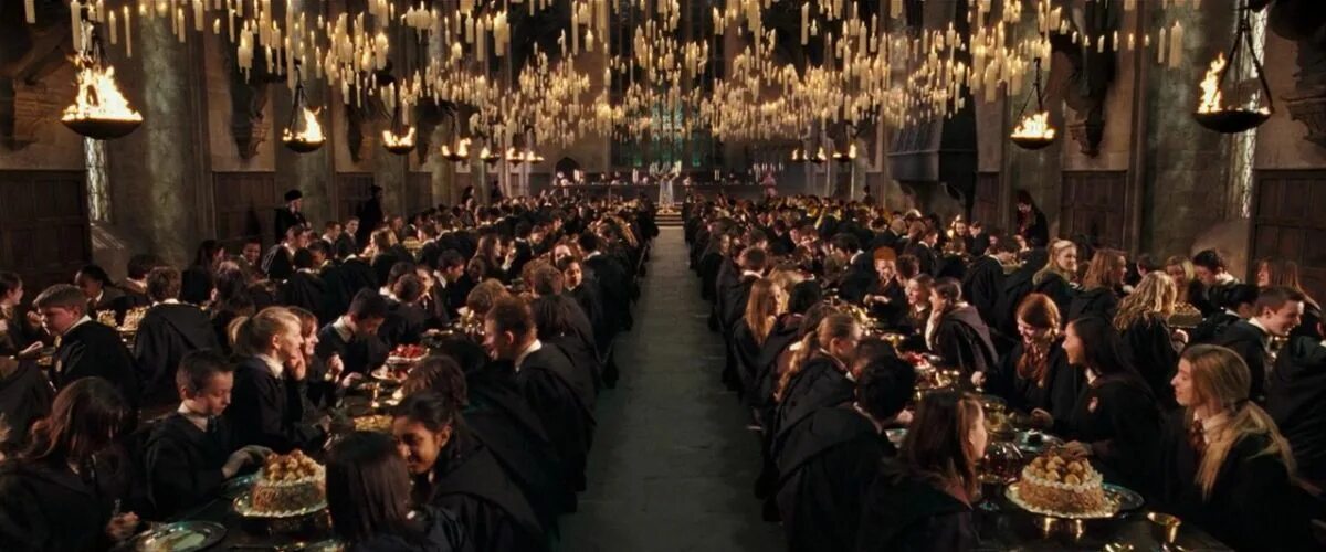 Замок гарри поттера в ереване. Хогвартс коллаж новый год. Мост со свечами хогвартс. Harry potter зал хогвартса. Игра hogwarts legacy.