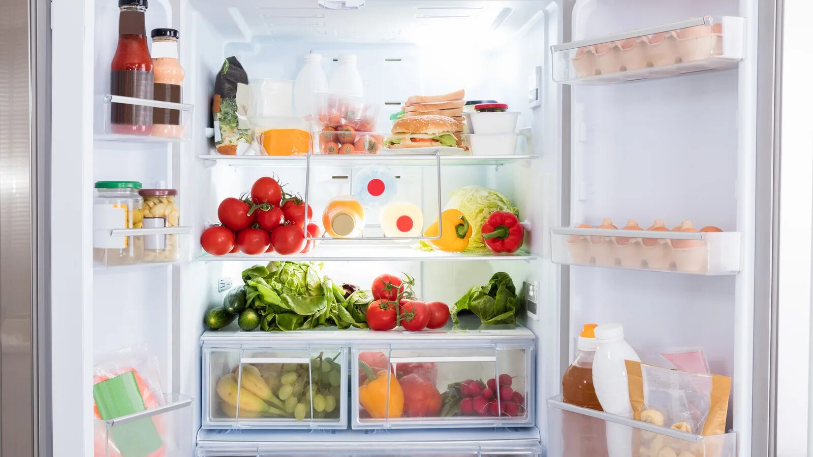Холодильник с продуктами. Открытый холодильник. [Jkjlbkmybr c ghjkernfvb. Открытый холодильник с едой. There are some tomatoes in the fridge