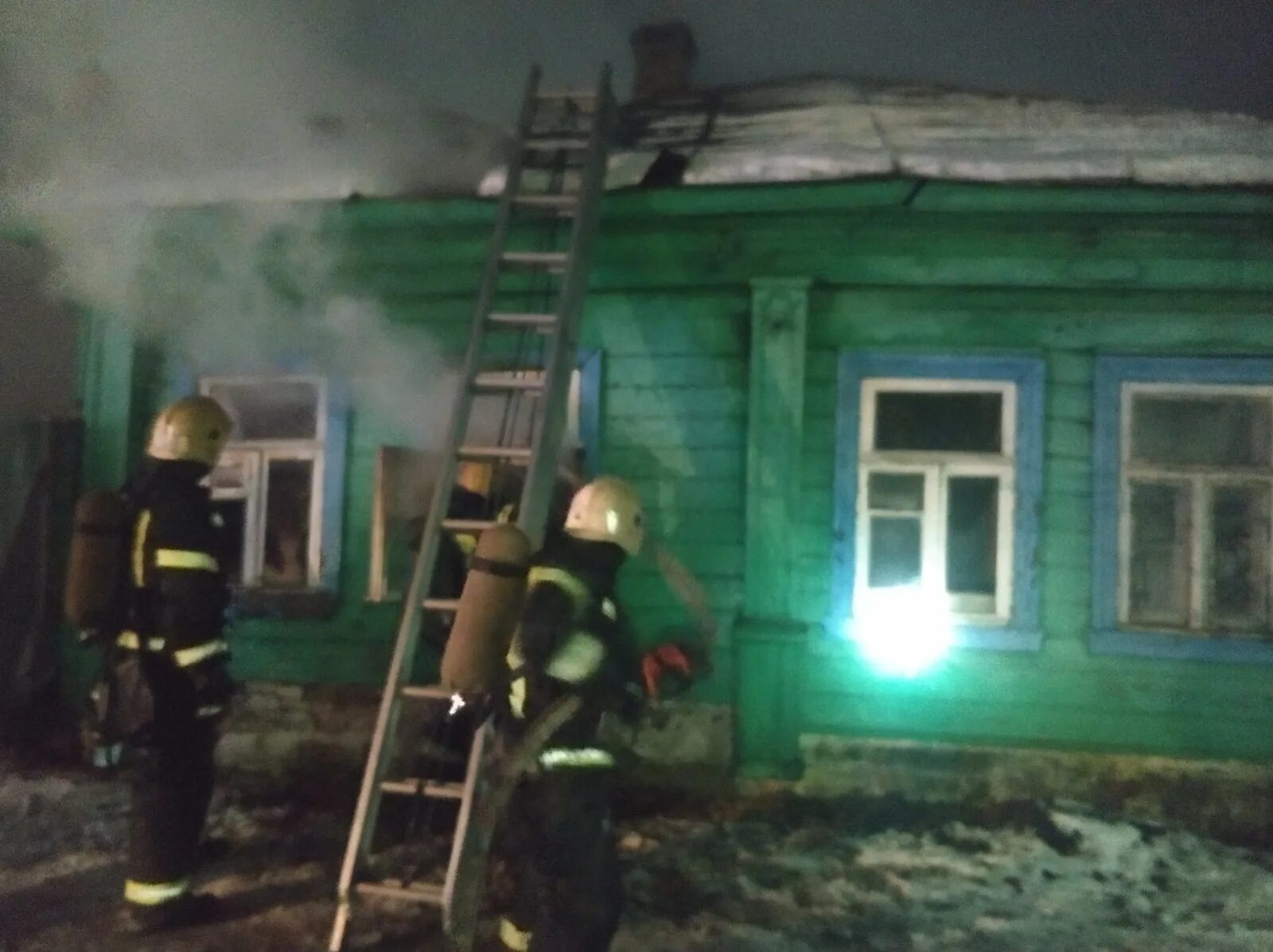 Пожар в доме дали. Пожар в доме. Сгоревший дом. Пожар в деревне.