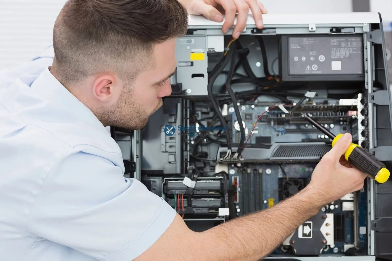 Техник компьютерных технологий. Repair Technology. Software installation photo.