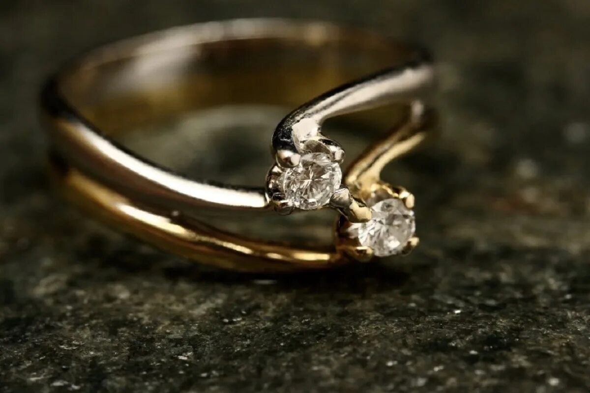 Украсть золотые украшения. Золотое кольцо. Кольцо с бриллиантом. Золотые украшения. Золотое кольцо с бриллиантом.