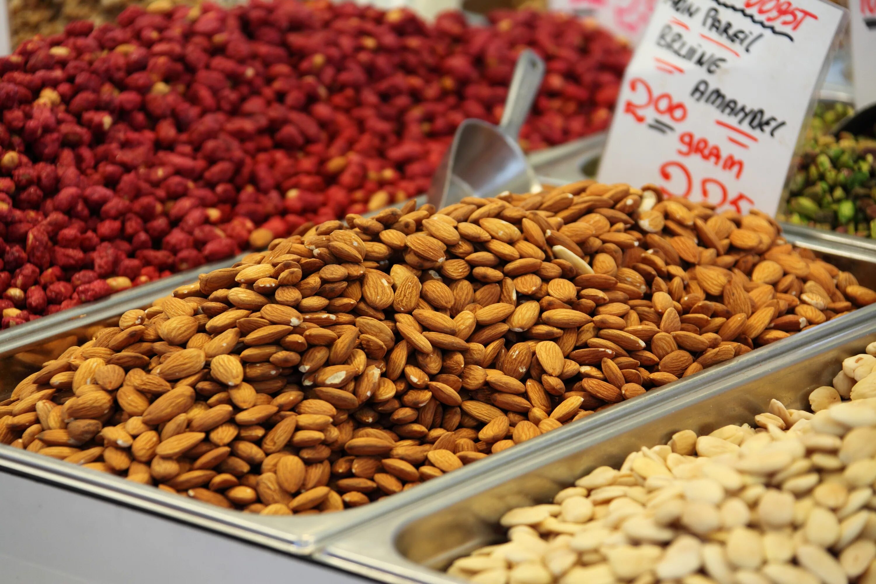 Миндаль яд. Орехи и семена. Арахис. Орехи миндаль на рынке. Продукты изготовленные из семян.