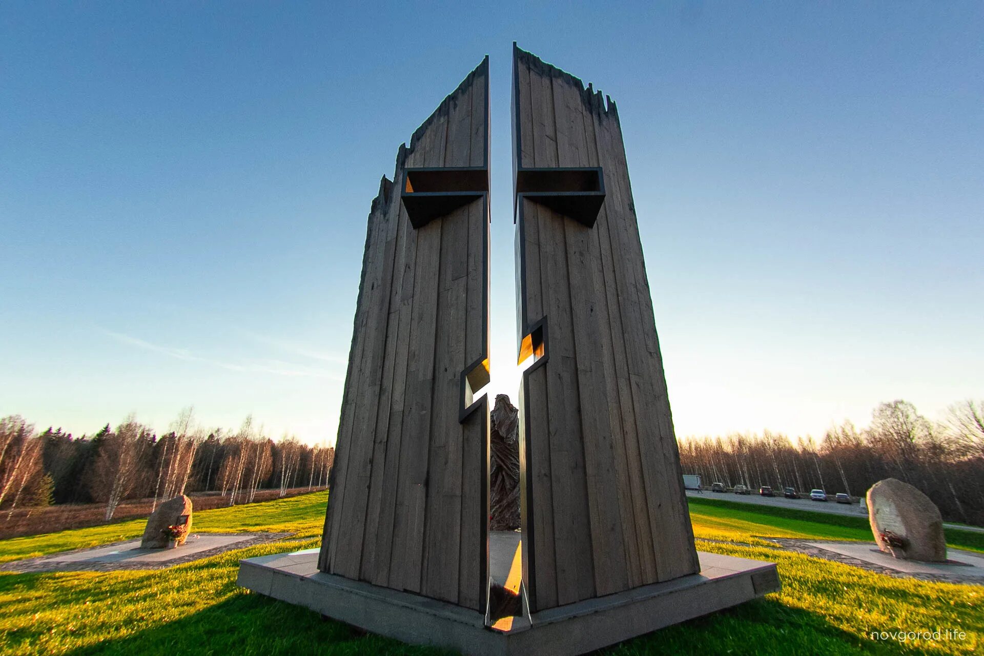 Мемориал памяти поиск. Мемориальный комплекс кадиняча.. жестяная горка новгородская область мемориал. мемориал в зайцево гатчинский. монумент в зайцево.