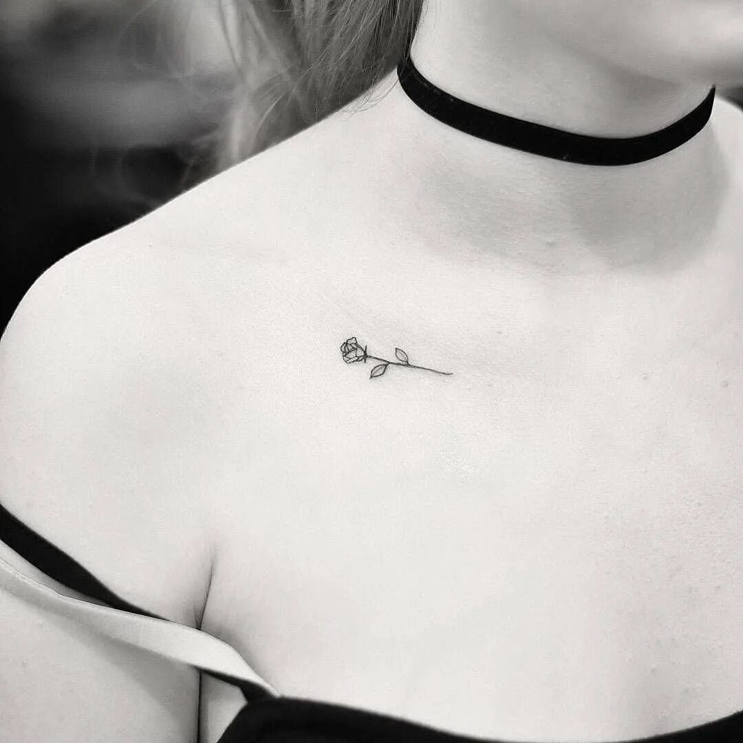 Мини тату для девушек на ключице. Тату перо на ключице. Тату ь на ключице для девушек. Маленькие тату для девушек. Мини тату для девушек на ключице.