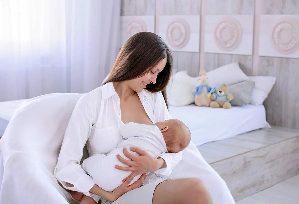 Breastfeeding instagram. Кормление грудью. Грудное вскармливание. Кормящая женщина. Женщина кормит ребенка.