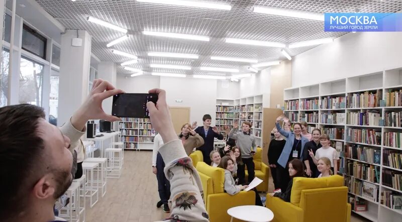 Библиотеки москвы проекты. Библиотеки москвы проекты. Неоновая вывеска библиотека. Вестибюль библиотеки. Библиотеки москвы проекты.