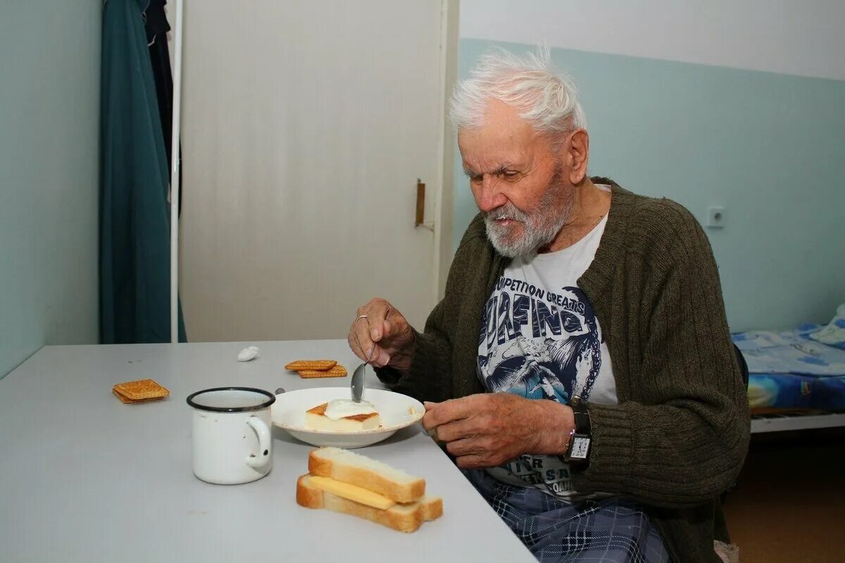 В дом престарелых поди сдадут знаешь ивановна. Дом дедушки. дед в доме престарелых. дедушка в доме престарелых. старик за столом.