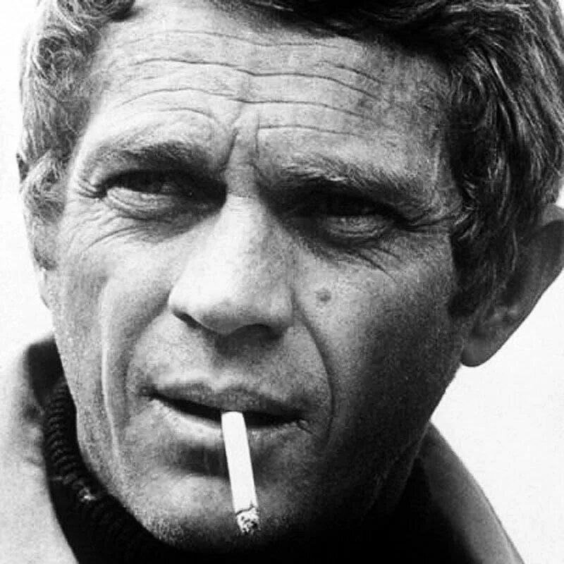 Стив маккуин режиссер. Стив Маккуин в 60 годы. Стив Маккуин с девушками. Steve MCQUEEN cigarettes.