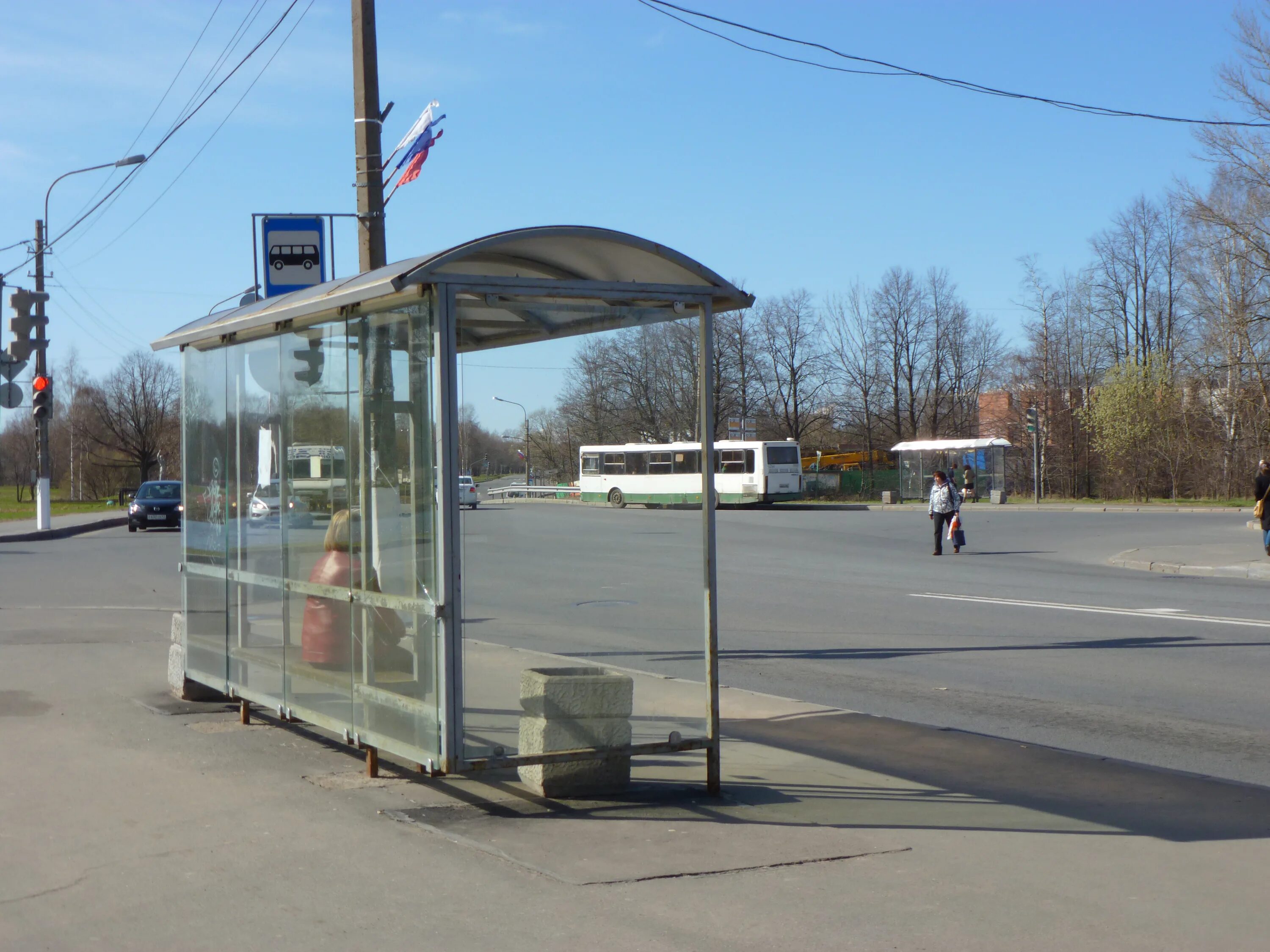 Остановка общественного транспорта в городе. Автобусная остановка. Автобусная остановка в России. Остановка в Санкт-Петербурге. Красивые автобусные остановки.