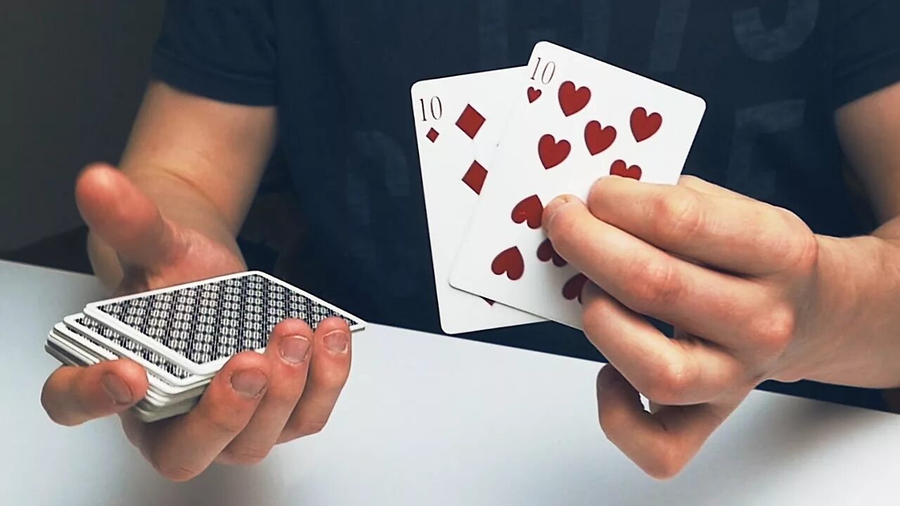 Игра в карты. Люди играют в карты. Карты играть. Человек играющий в карты.