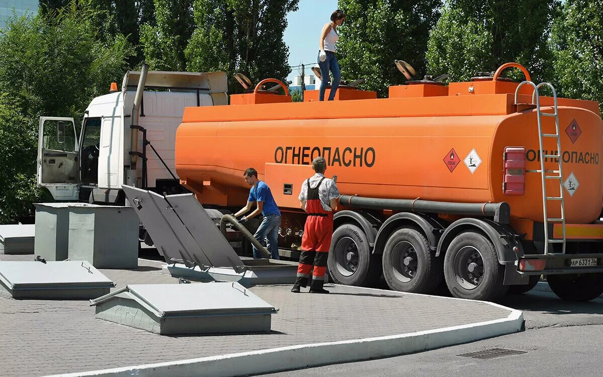 4389z7 топливозаправщик. Цистерна при азс. Слив бензовоза на азс лукойл. Слив автоцистерны. Слив нефтепродуктов из автоцистерн.